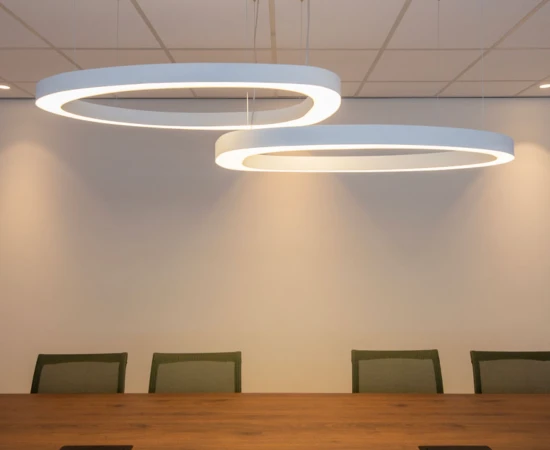 aluminium-ringlamp-organische-vorm-hanglamp-vergadertafel