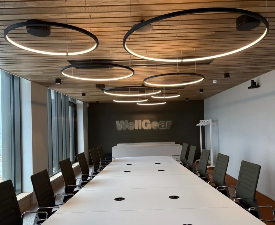 zero-ringlamp-licht-naar-binnen-vergadertafel