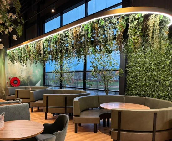 gebogen-led-lijnverlichting-met-hangend-groen-biophilic-design