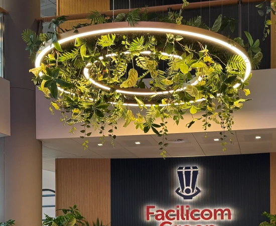 led-ringlamp-met-hangplanten-biophilic-design-kantoor