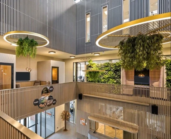 led-ringlamp-met-planten-strekmetaal-biophilic-design